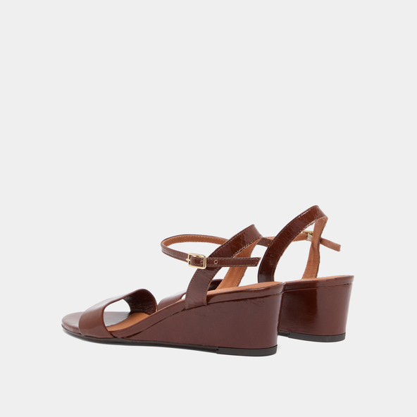 Wedge sandals in dark brown shiny leather | AGRUME