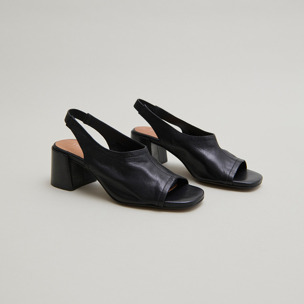 Open-toe sandals in black leather | BROWNIE