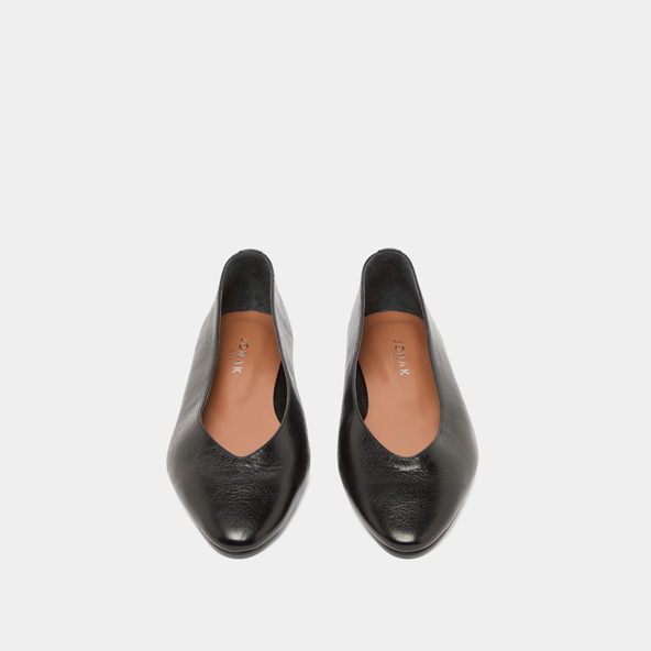 Pointed-toe ballet flats in black distressed leather | DASSUS