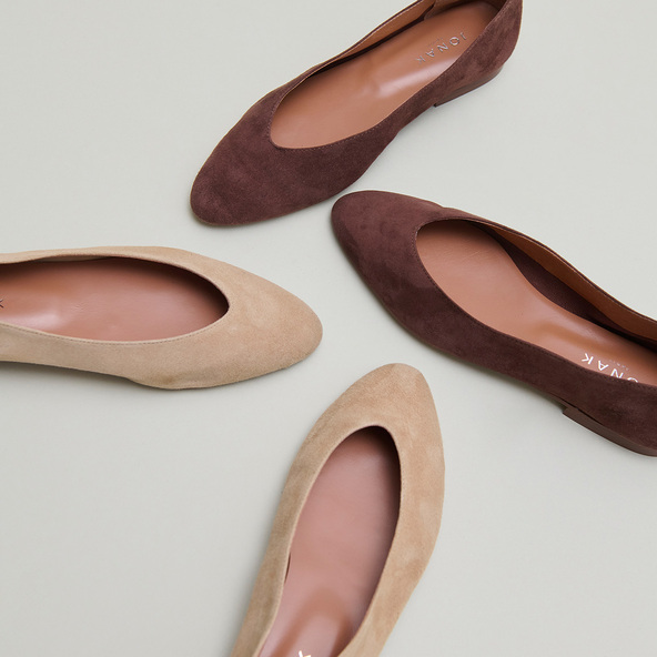 Pointed-toe ballet flats in camel velvet | DASSUS