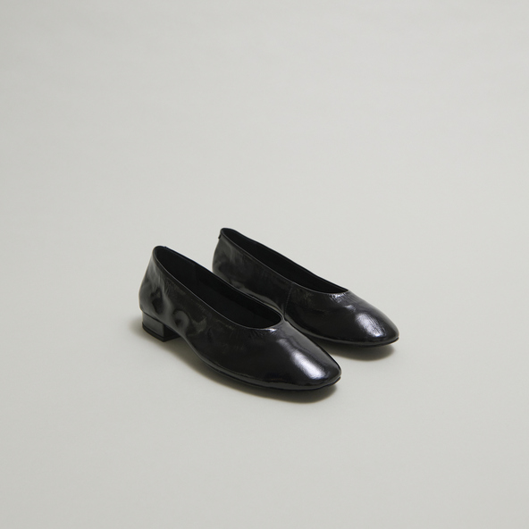 Ballet flats with small heels in black pleated varnish | LEA