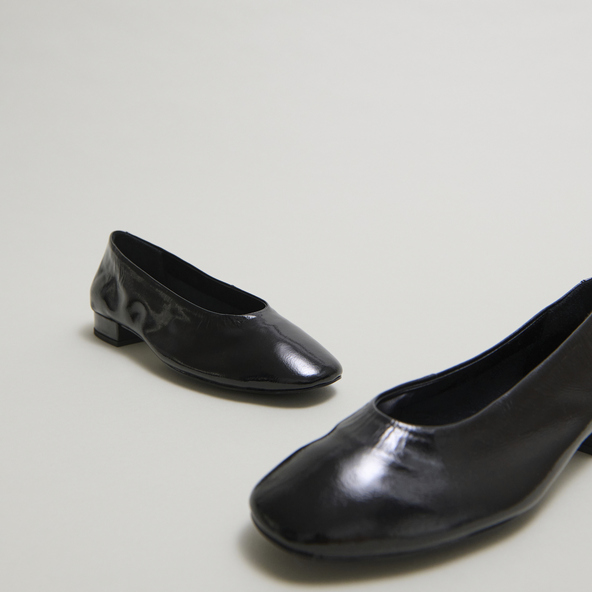 Ballet flats with small heels in black pleated varnish | LEA