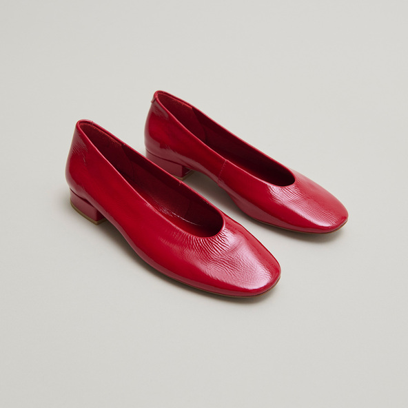 Ballet flats with small heels in red pleated varnish | LEA
