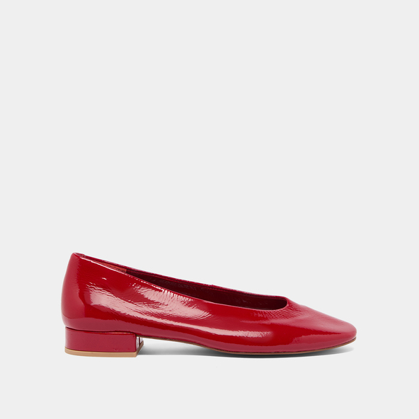 Ballet flats with small heels in red pleated varnish | lea