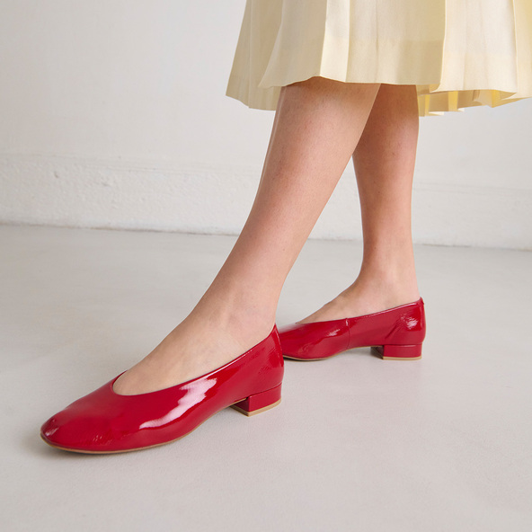 Ballet flats with small heels in red pleated varnish | LEA
