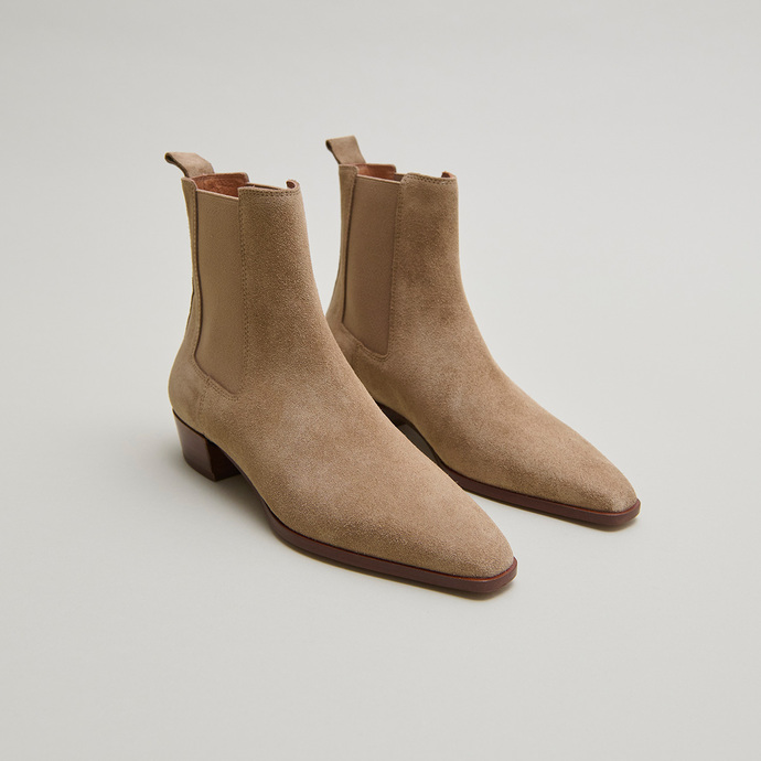 Lowoots with slight bevelled heels and pointed toes in taupe suede | PAPAYE