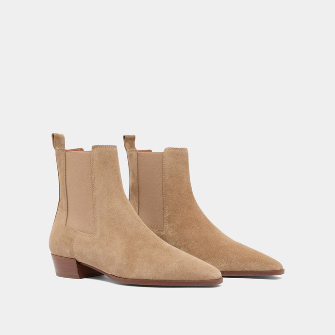 Lowoots with slight bevelled heels and pointed toes in taupe suede | PAPAYE