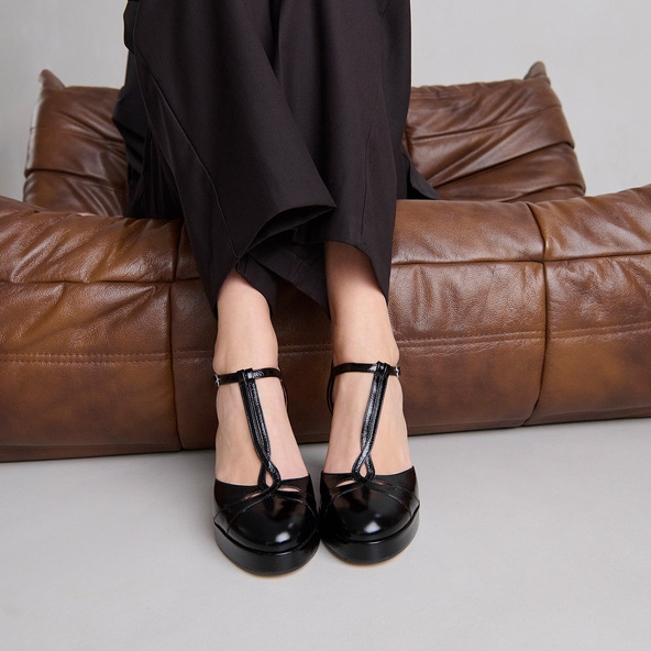 T-bar sandals with heels in black shiny leather | VOLO