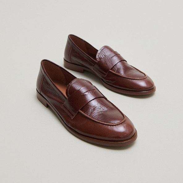 Round-toe loafers in brown shiny leather | THELMA
