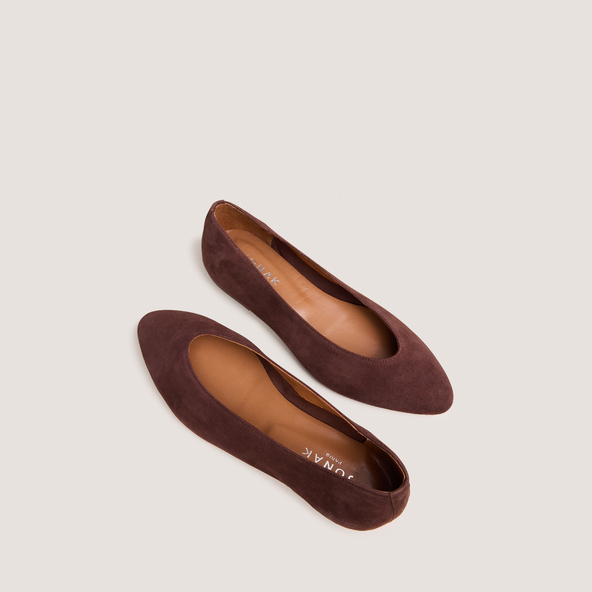 Pointed-toe ballet flats in dark brown velvet | DASSUS