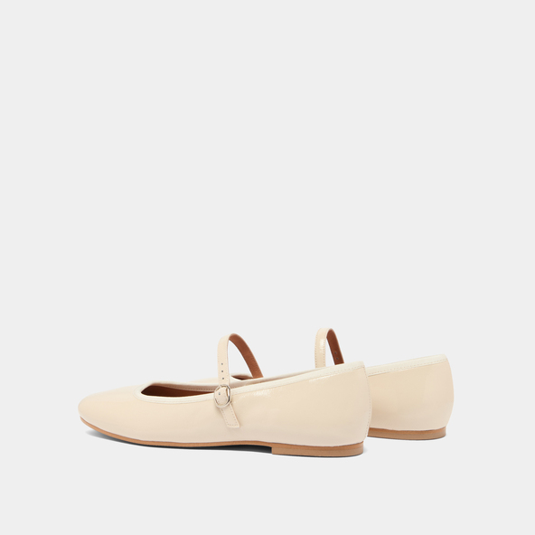 Ballet flats with straps in ecru pleated varnish | DOUCEUR