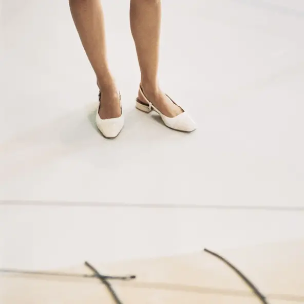 Slingbacks ballet flats in ecru patent and leather | DHAPOU