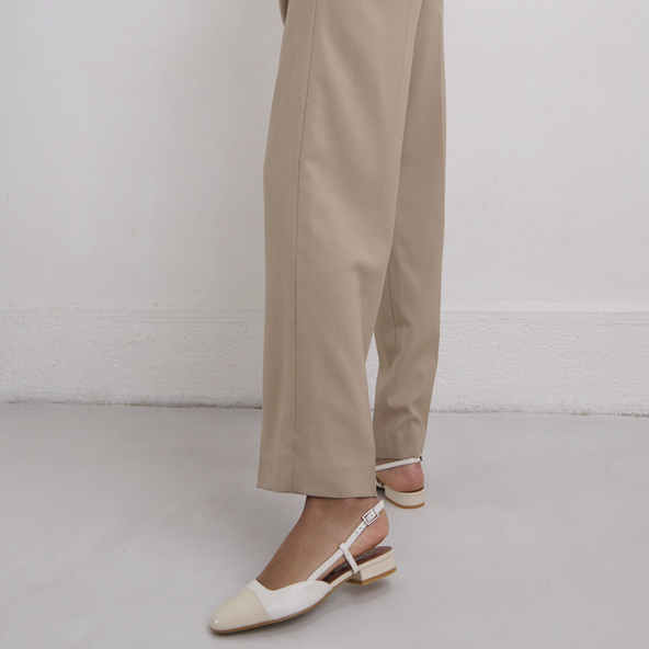 Slingbacks ballet flats in ecru patent and leather | DHAPOU
