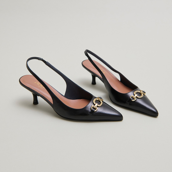 Pumps with gold bits in black leather | DATURA