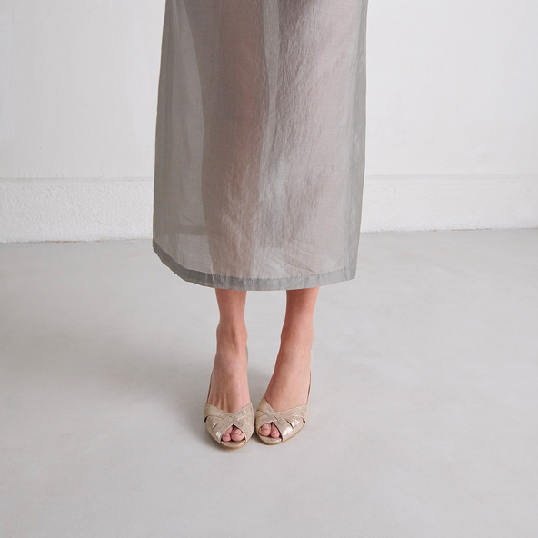 Low heeled pumps in platinum laminated velvet | DAMIENNE