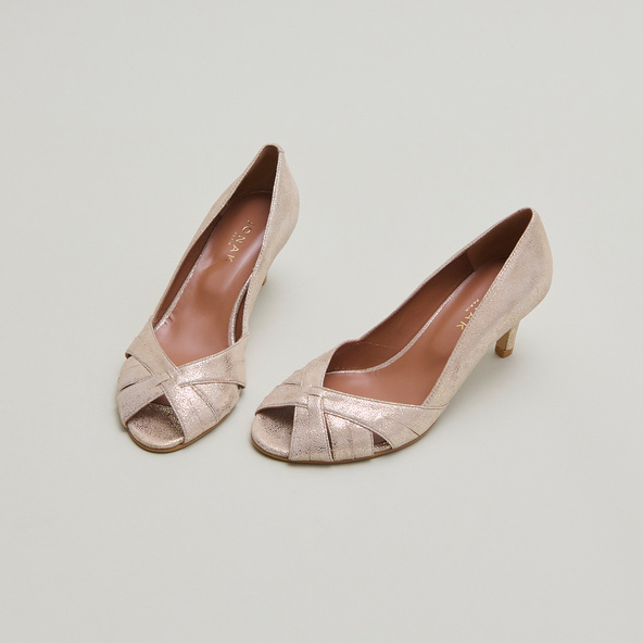 Low heeled pumps in platinum laminated velvet | DAMIENNE