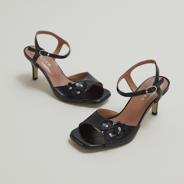 Heeled sandals with flowers in black shiny leather | VAVA