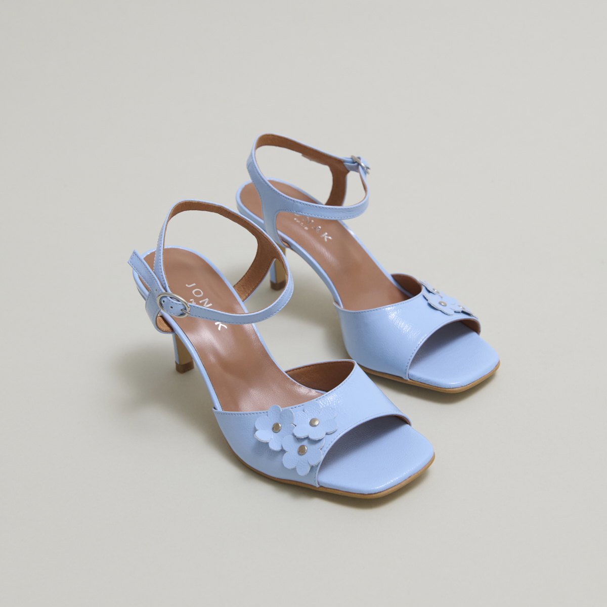 Heeled sandals with flowers in blue pleated varnish | VAVA