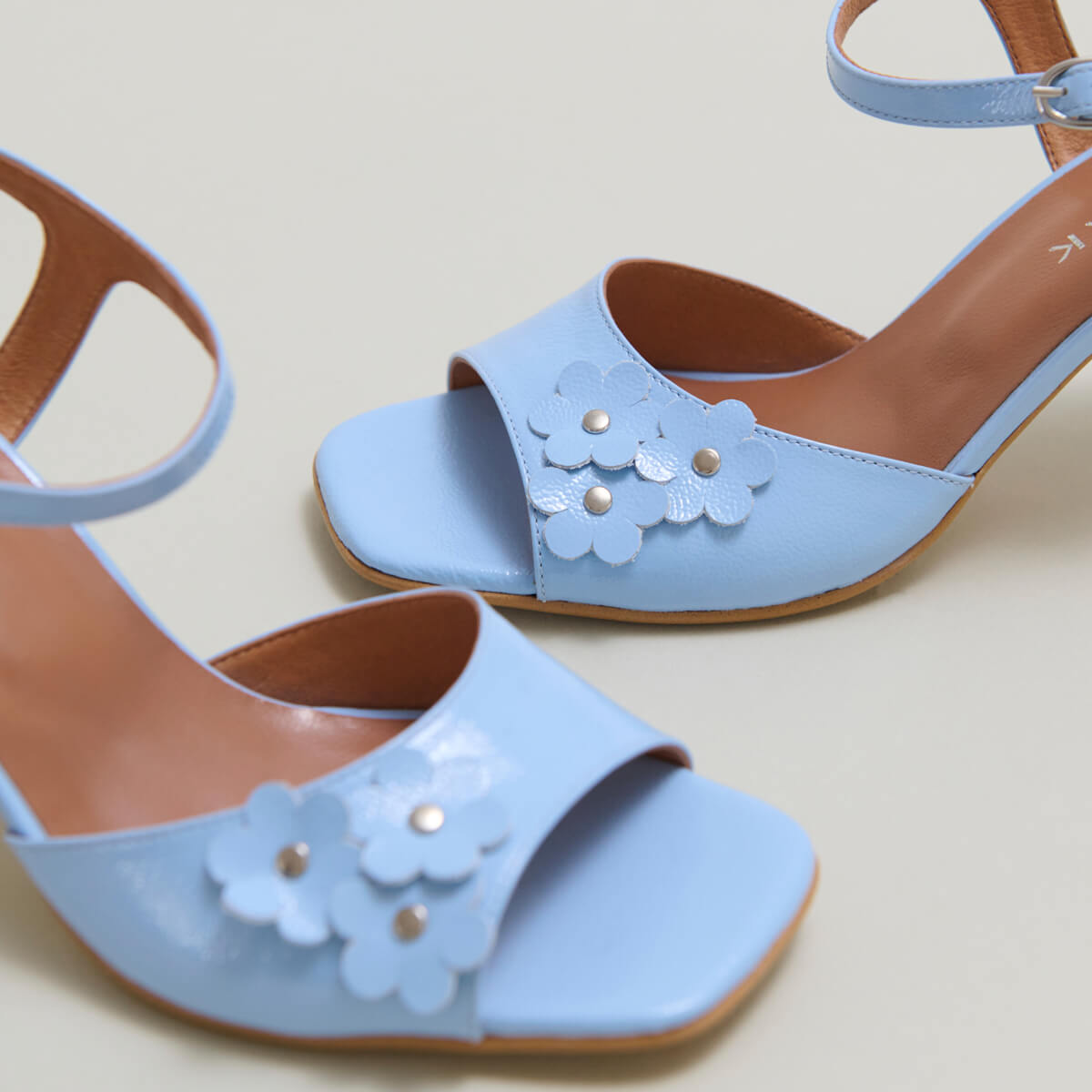 Heeled sandals with flowers in blue pleated varnish | VAVA