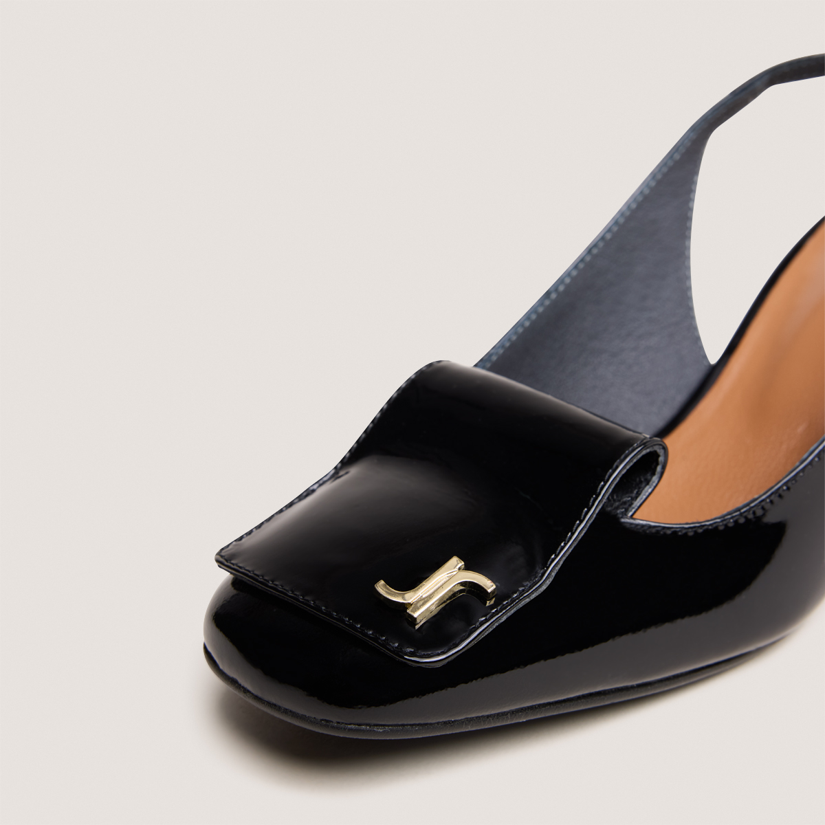 Monogrammed slingback pumps in black varnish | DAIKI