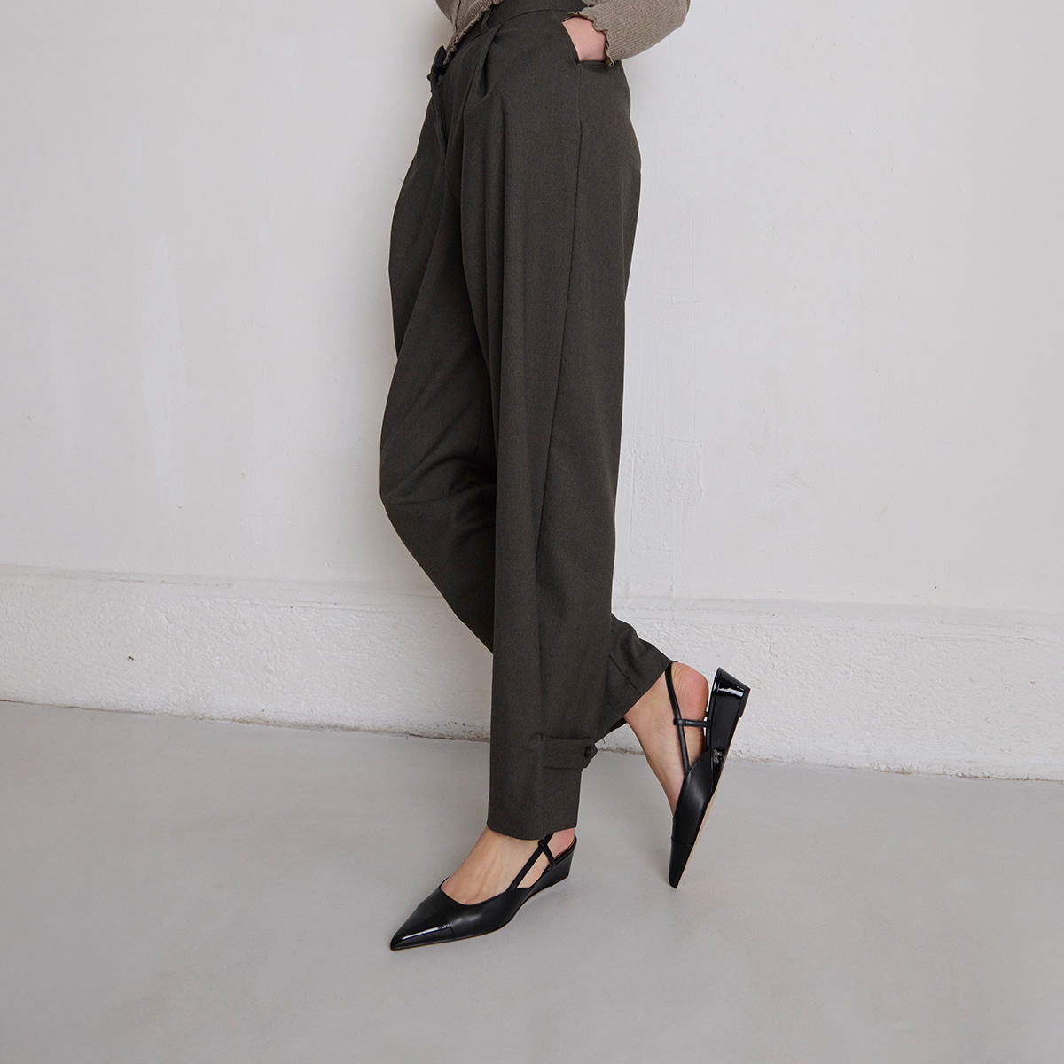 Wedge pumps in black varnish and black leather | DAKARA
