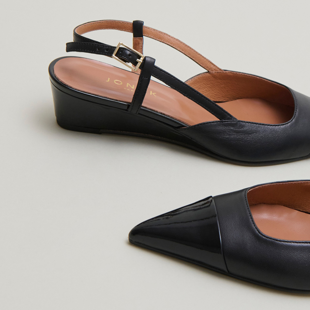 Wedge pumps in black varnish and black leather | DAKARA