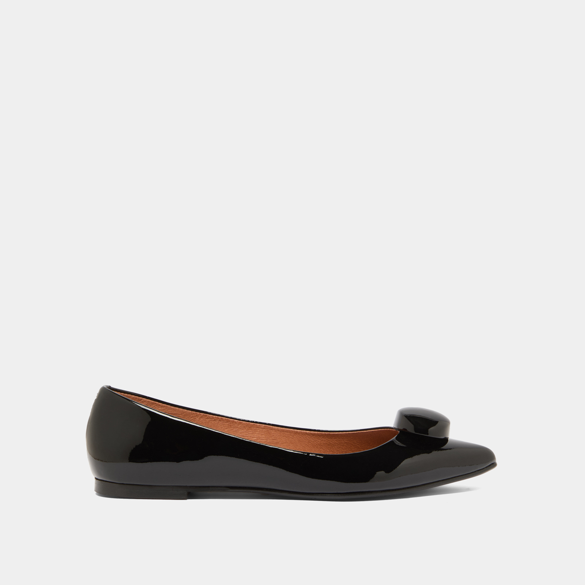 Pointed-toe ballet flats with marbles in black varnish | DALIDO