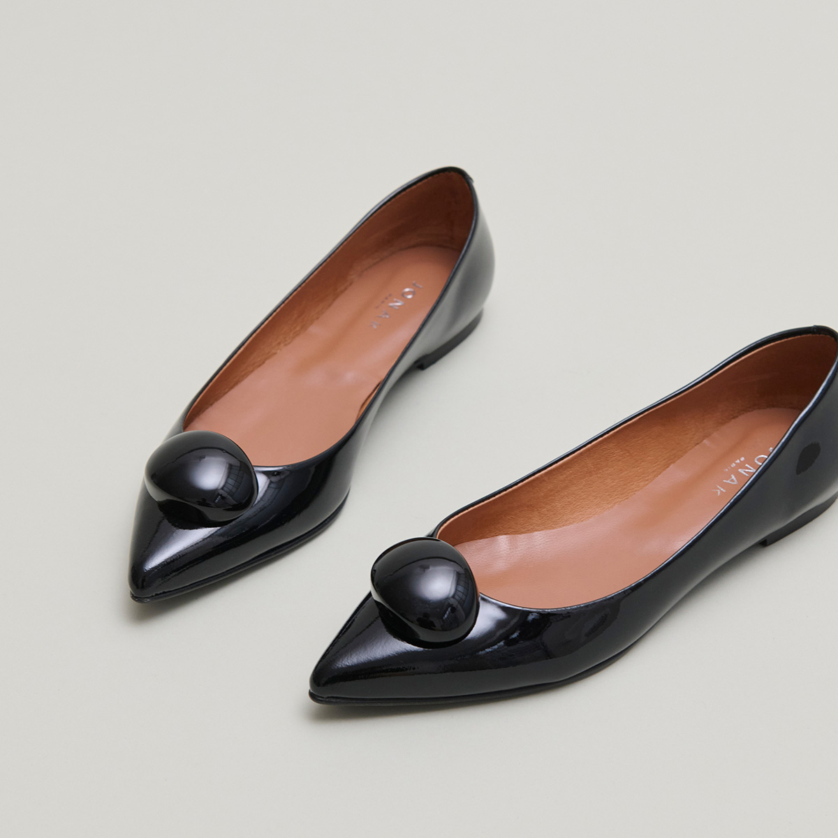 Pointed-toe ballet flats with marbles in black varnish | DALIDO