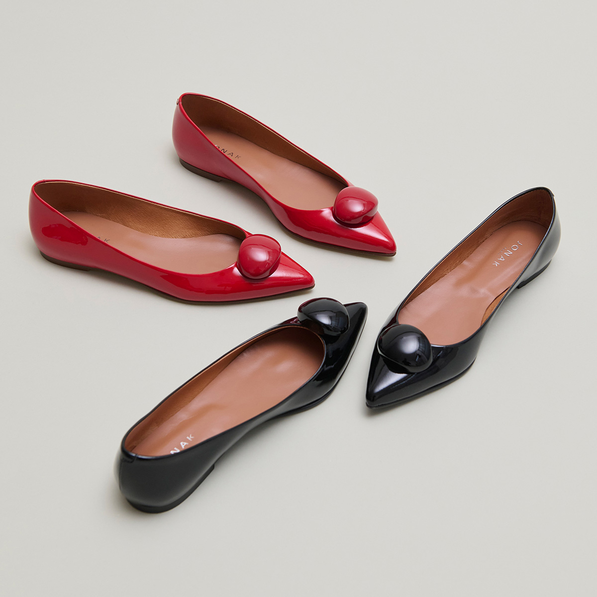 Pointed-toe ballet flats with marbles in black varnish | DALIDO