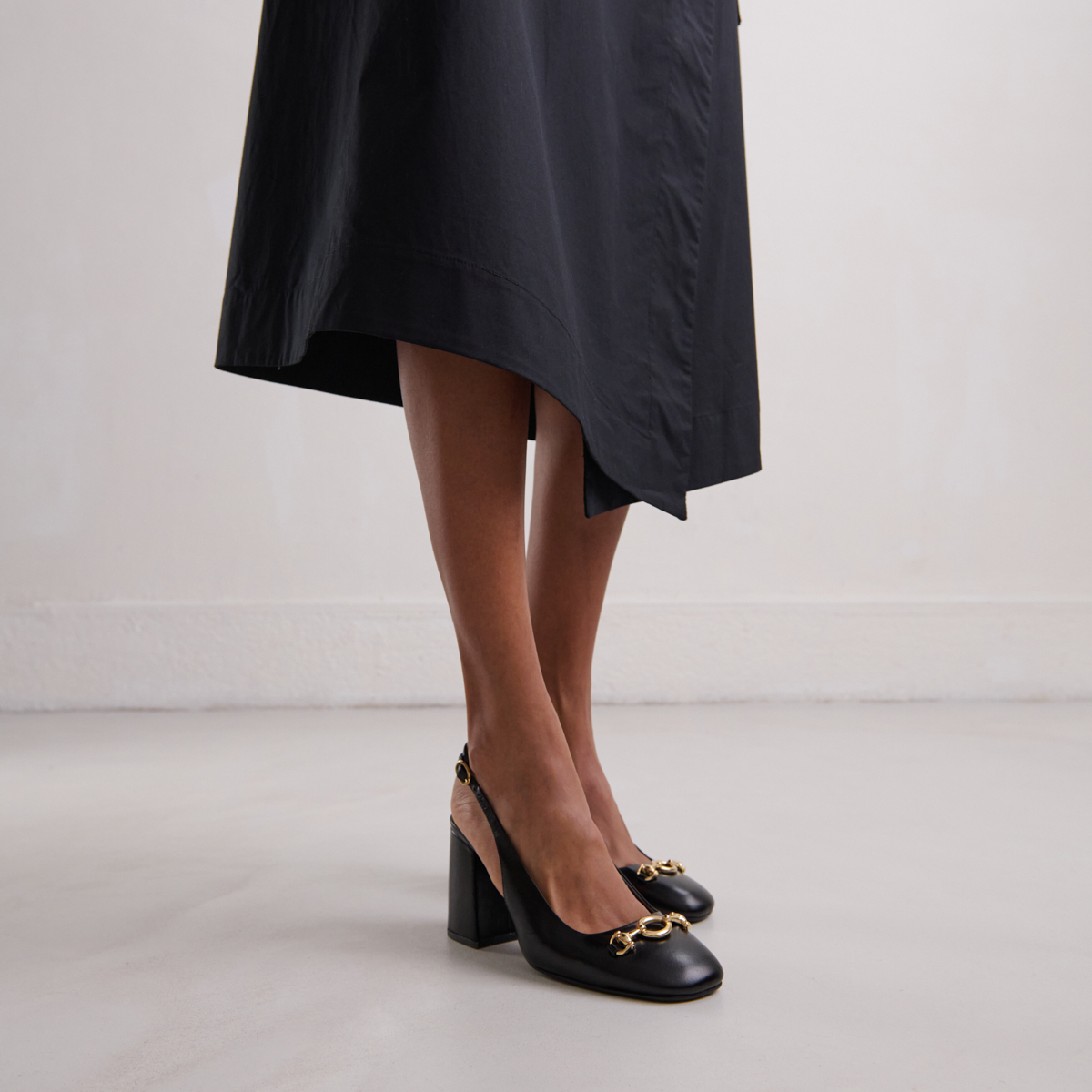 Slingback pumps in black leather | DECOUV