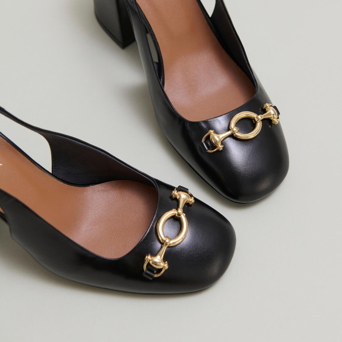 Slingback pumps in black leather | DECOUV