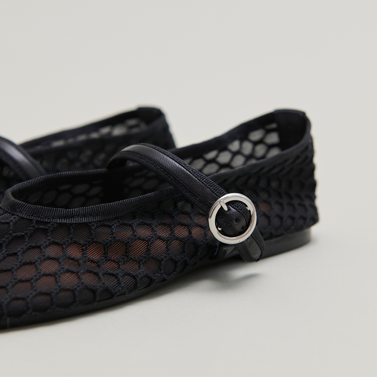 Ballet flats with straps in black mesh | DEESSIA