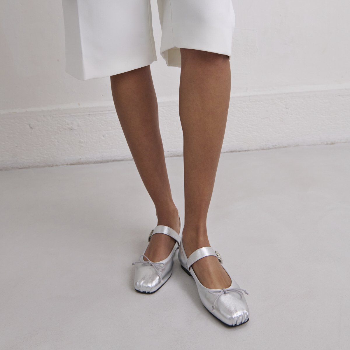 Ballet flats with adjustable buckles in silver metallic leather | DOMINANTE