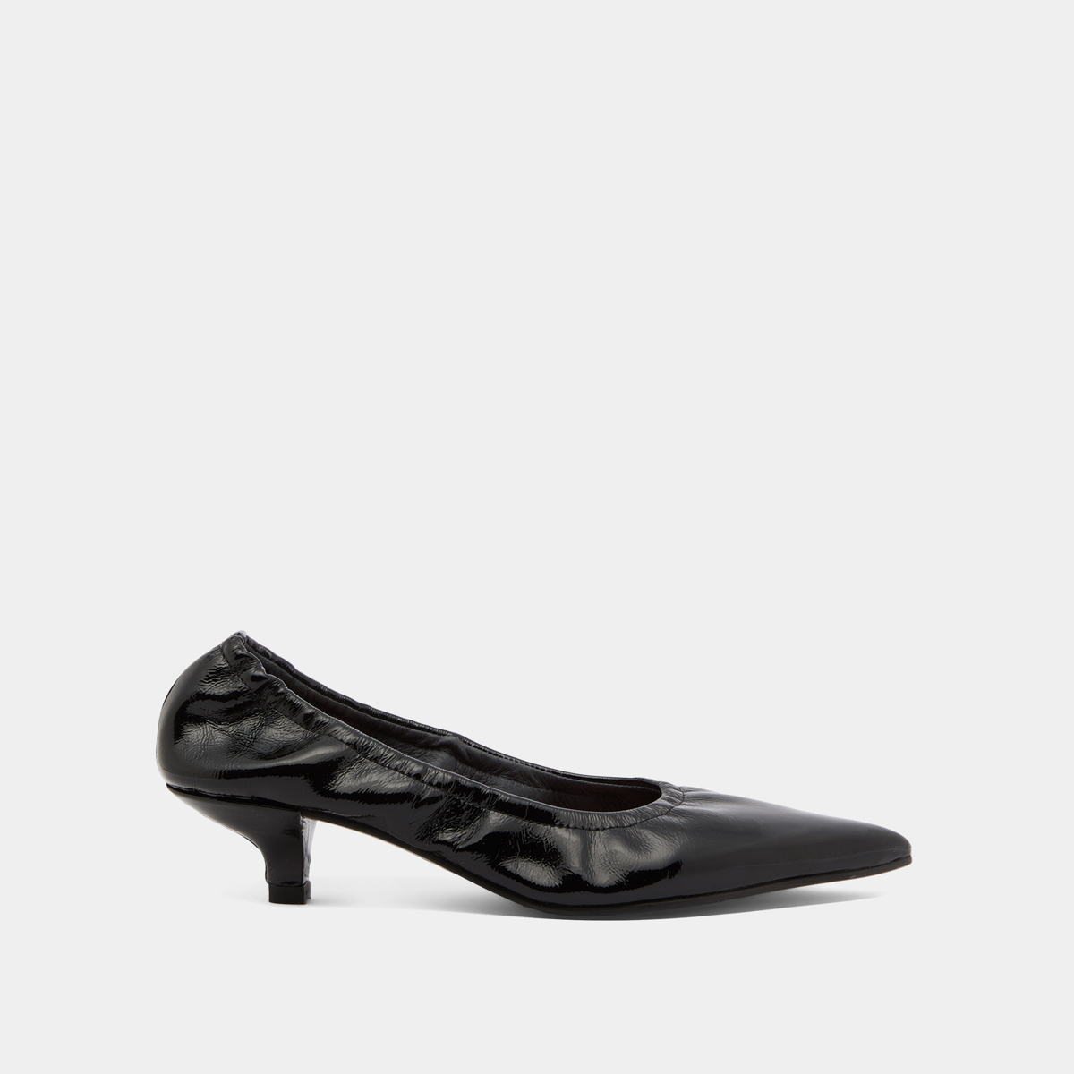 Pointed-toe pumps in black pleated varnish | DOUA
