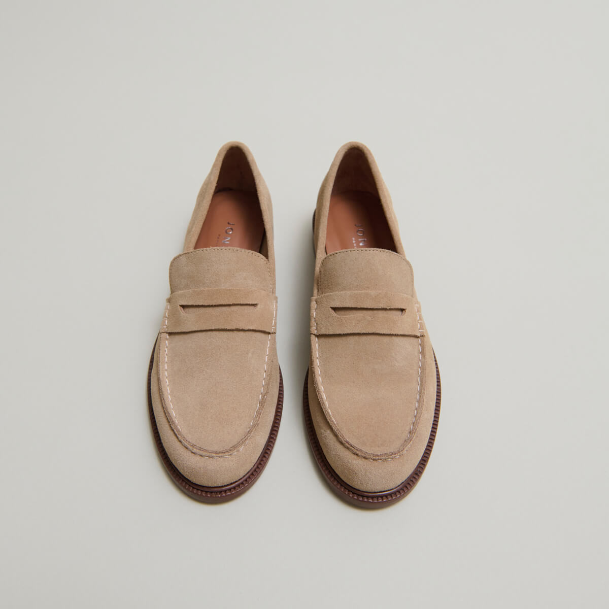 Rounded toes loafers in beige suede | DRACULA