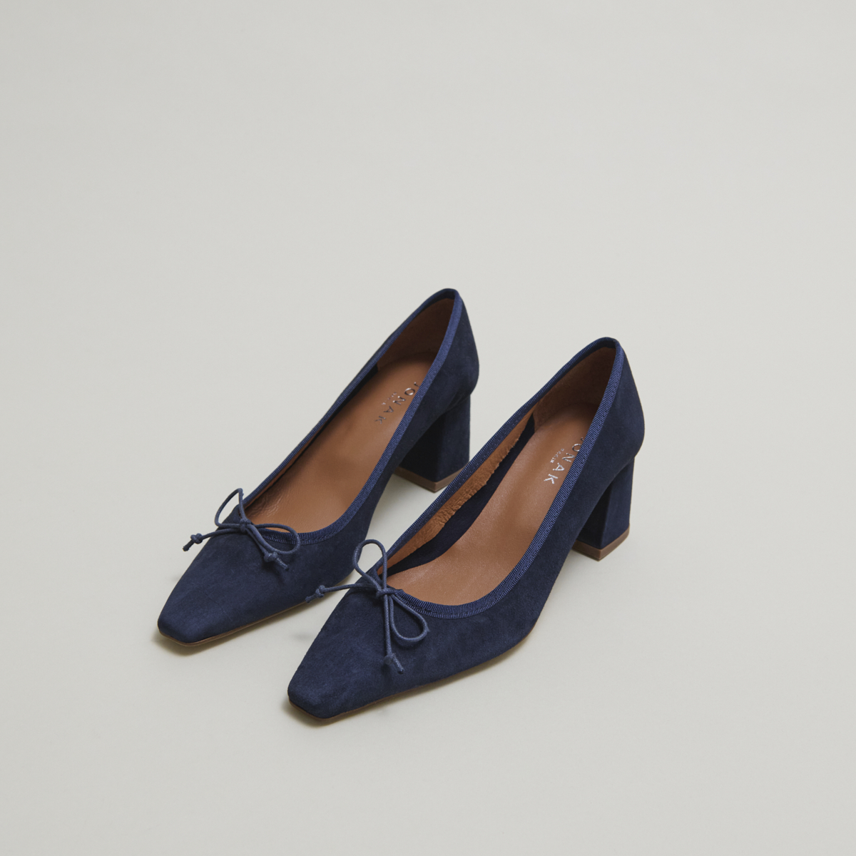 Lace-up pumps in navy velvet | DRING