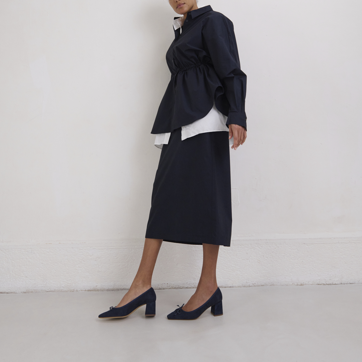 Lace-up pumps in navy velvet | DRING