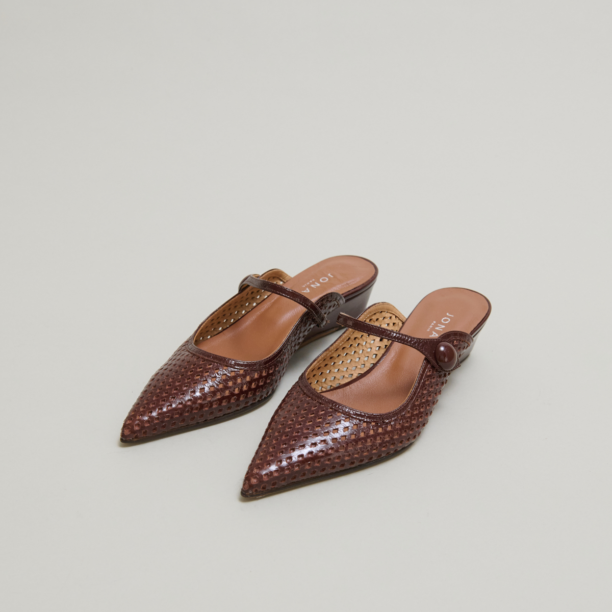 Pointed toe wedge mules in brown shiny leather | DECADE