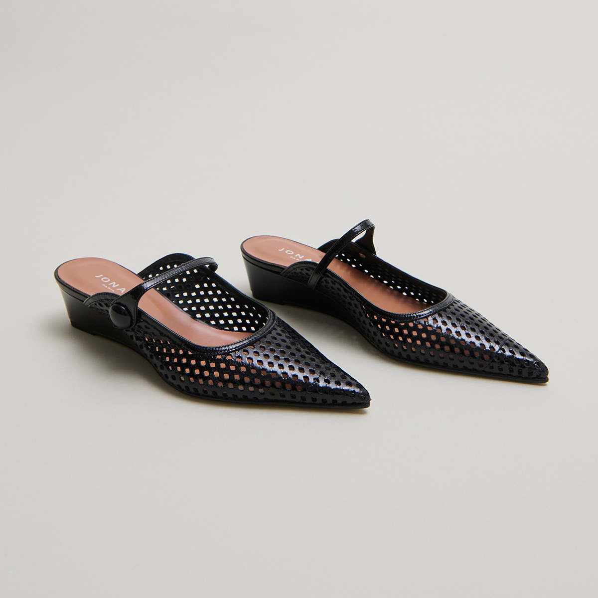 Pointed-toe wedge mules in black shiny leather | DECADE