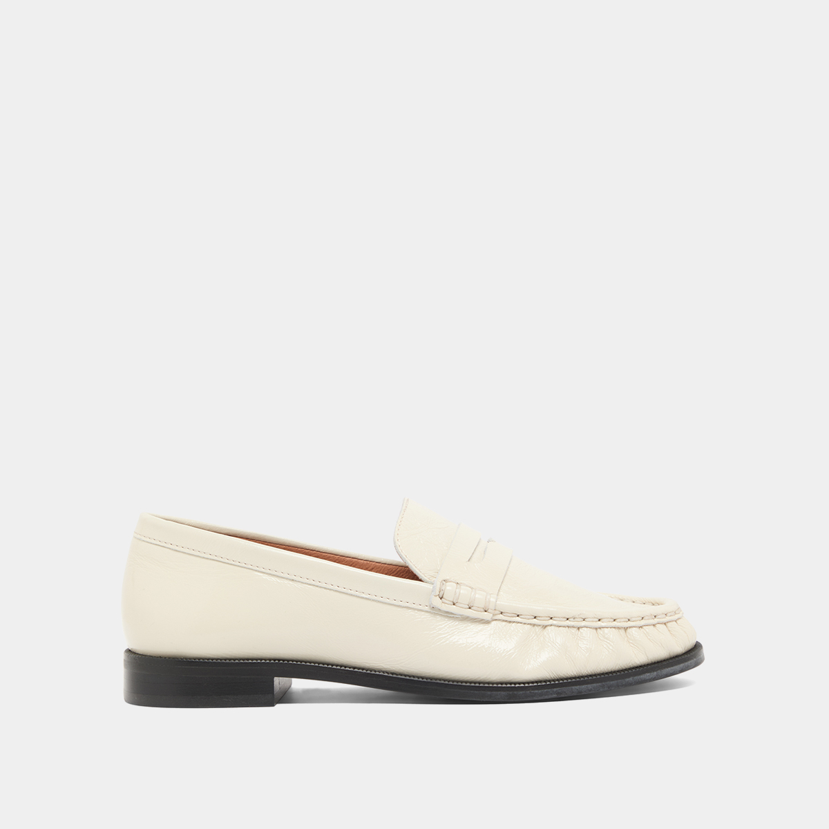 Round-toed and gathered loafers in unbleached shiny leather | DELICE