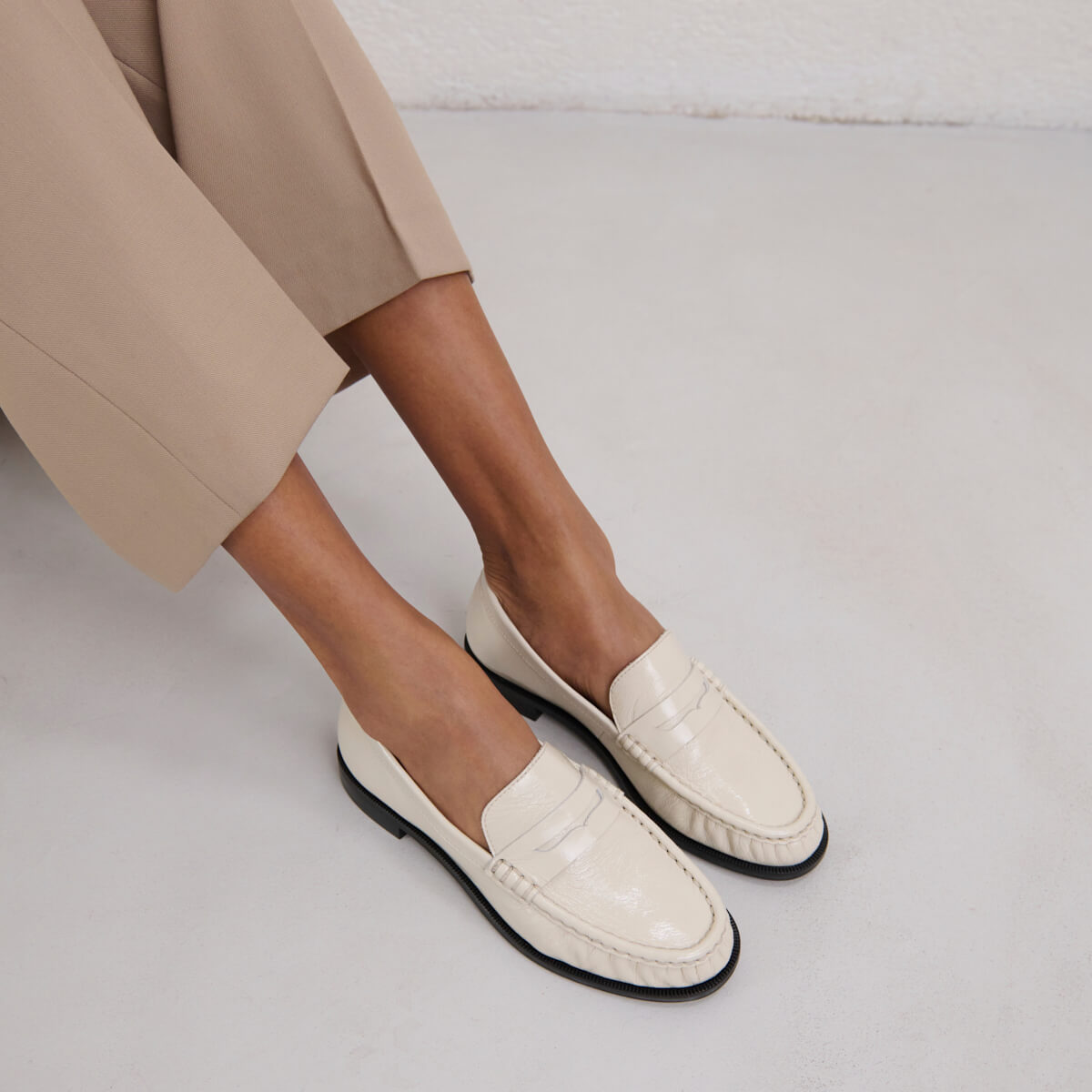 Round-toed and gathered loafers in unbleached shiny leather | DELICE