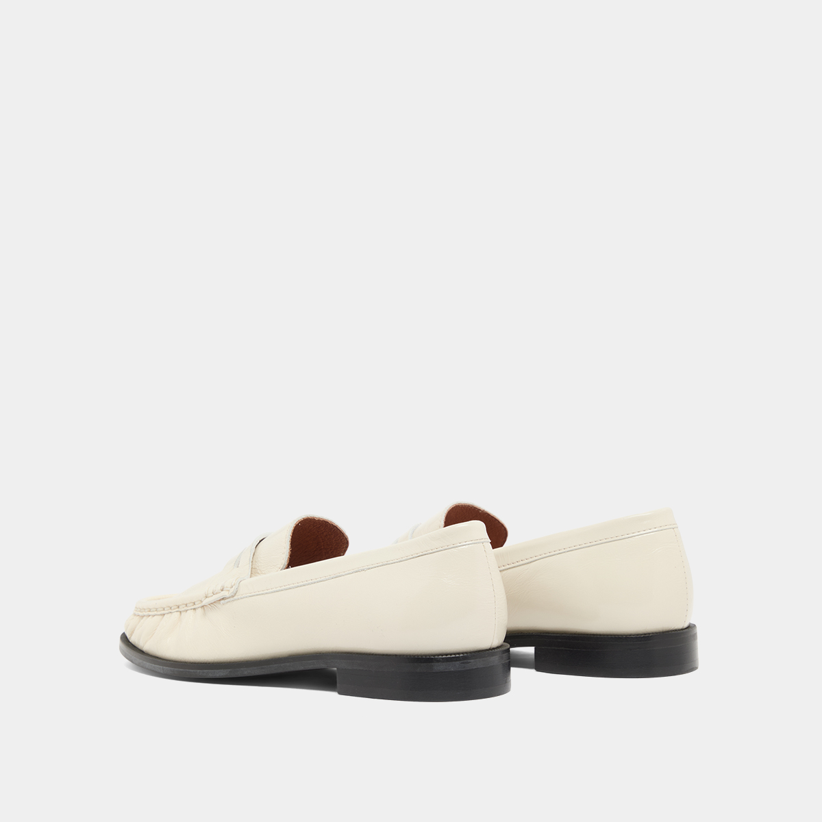 Round-toed and gathered loafers in unbleached shiny leather | DELICE