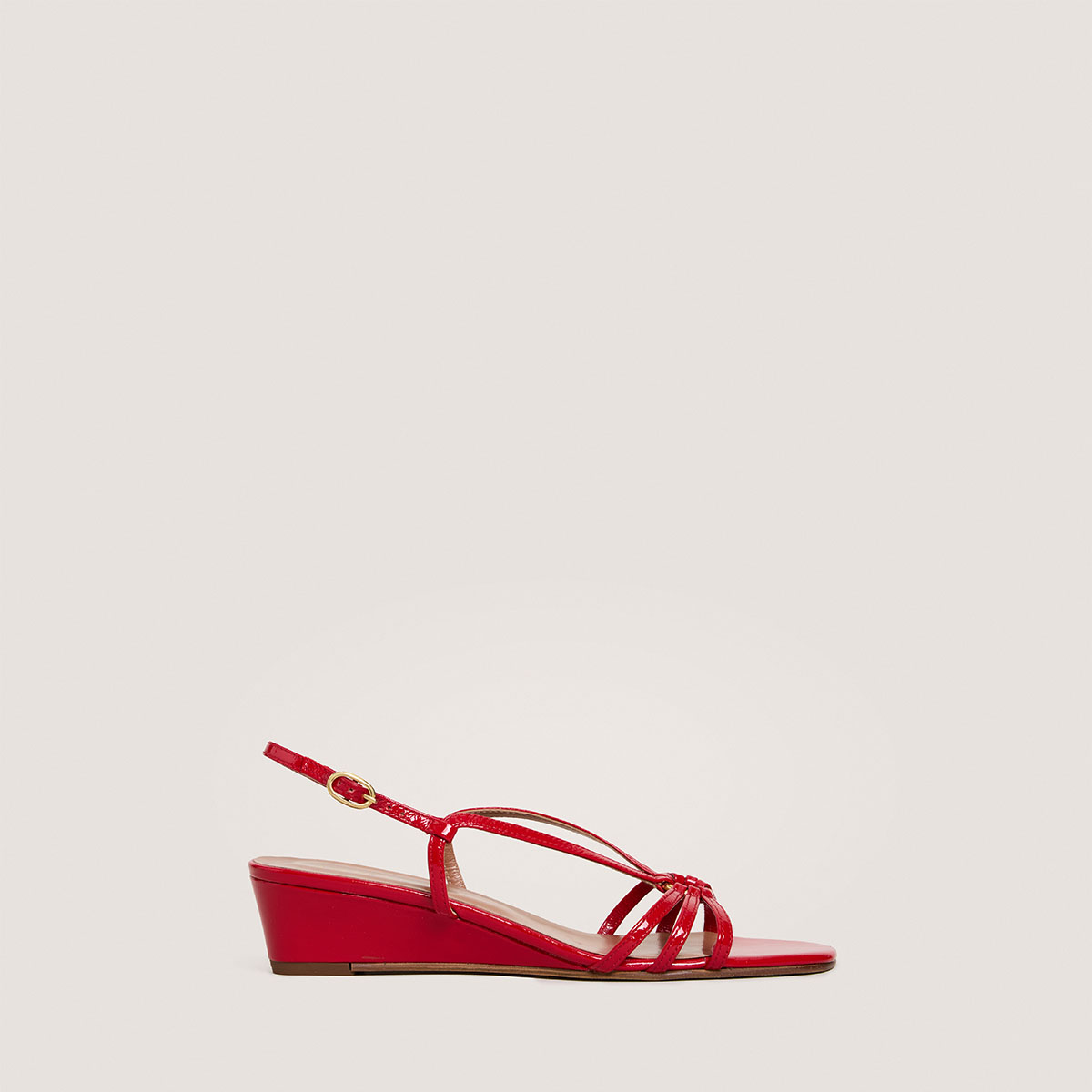 Wedge sandals in red pleated varnish | DESINVOLTE