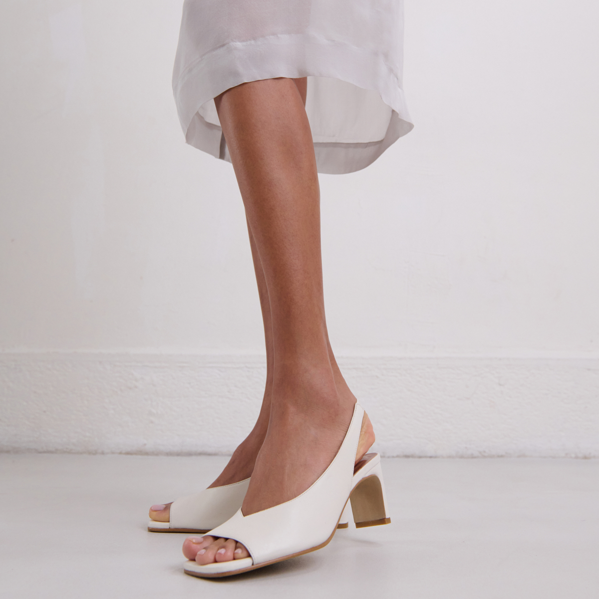 Slingback pumps in ecru leather | DICTON