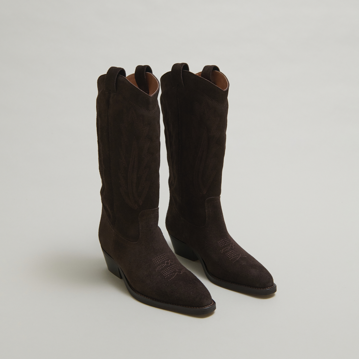 Pointed-toe boots with visible stitching in dark brown suede | DELEA
