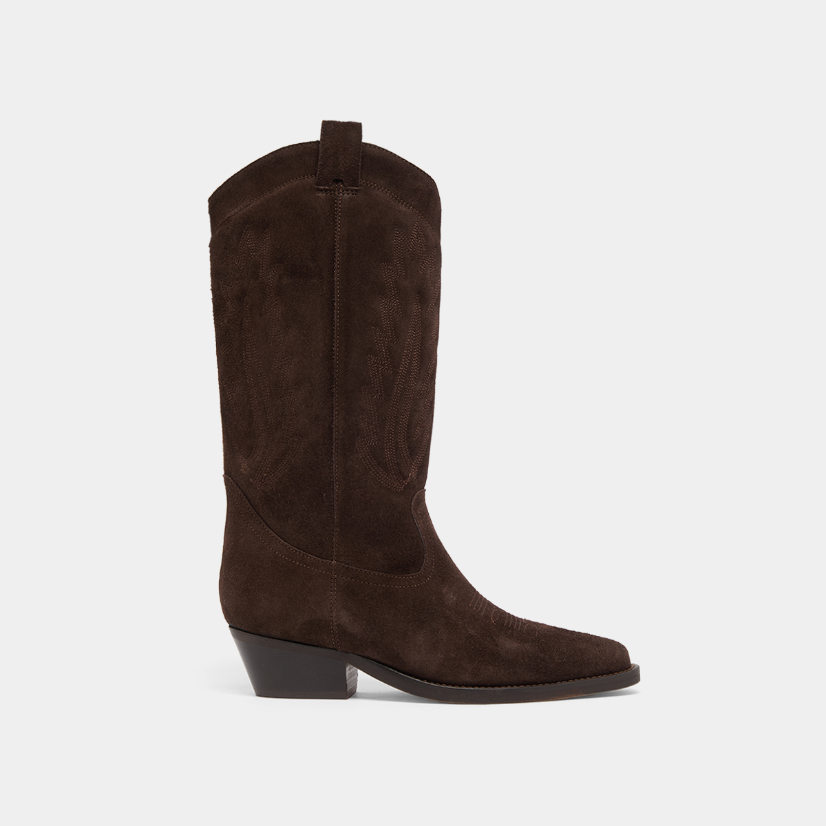 Pointed-toe boots with visible stitching in dark brown suede | DELEA
