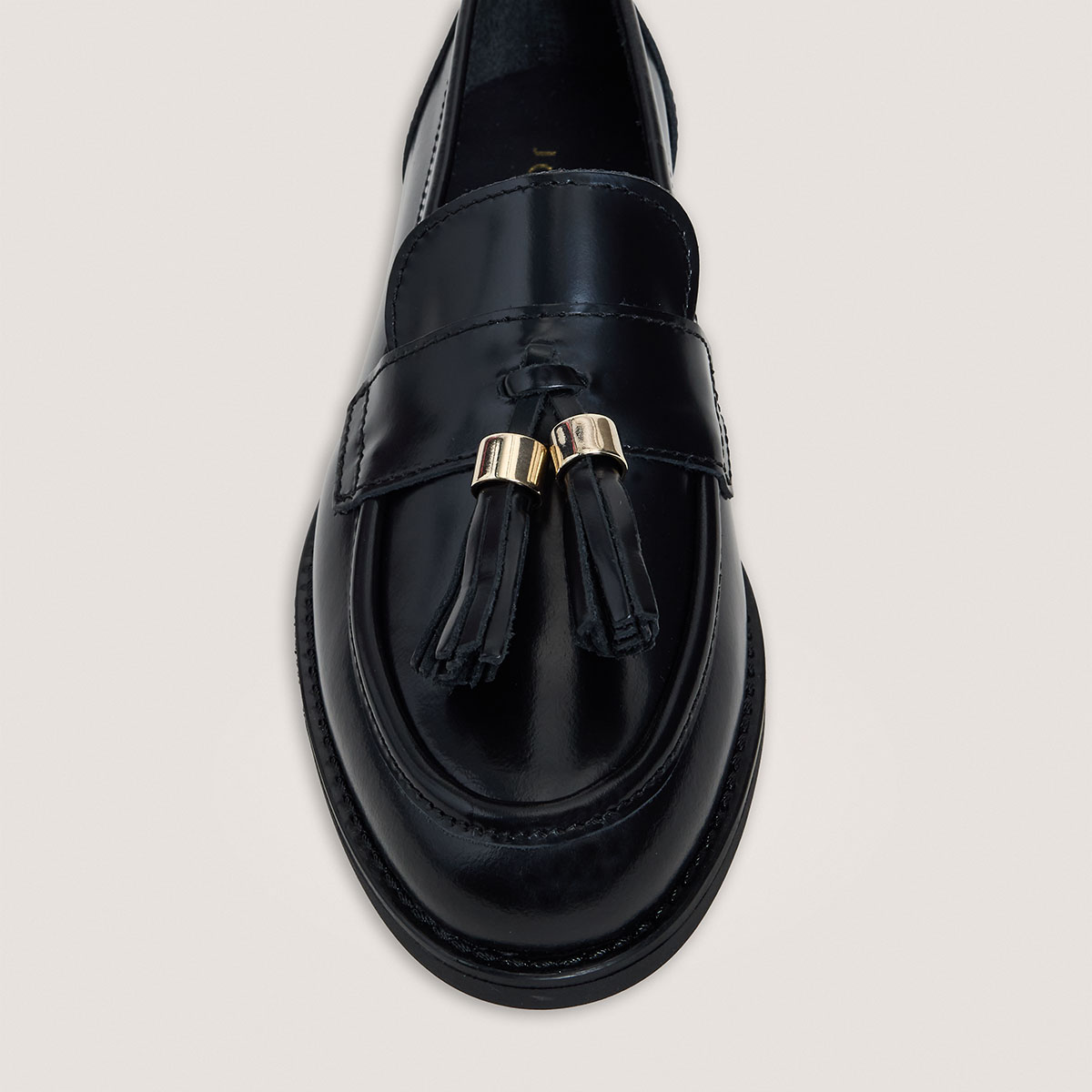 Tassel Loafers in shiny black leather | NELLOU