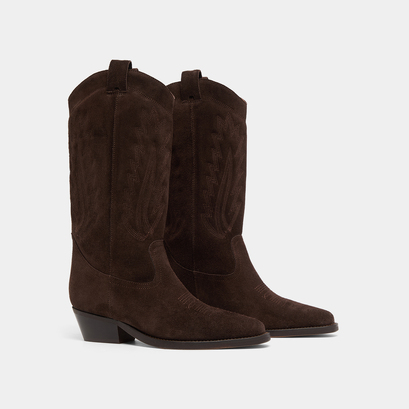Pointed-toe boots with visible stitching in dark brown suede | delea