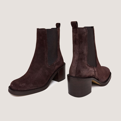 Ankle boots with heel in dark brown suede | beach