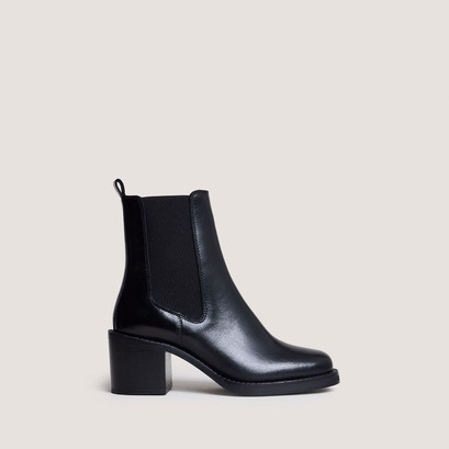 Ankle boots with heel in black leather | beach